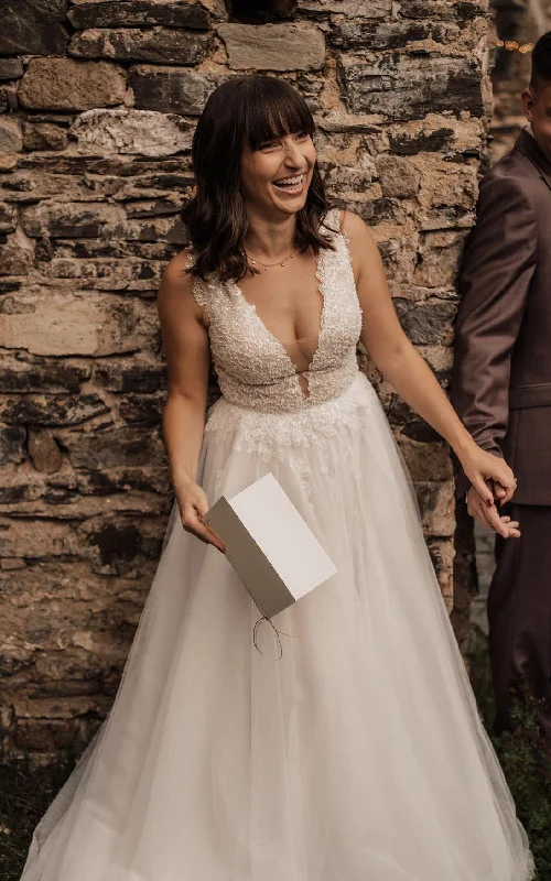 Winter Ball Gown Plunging Neckline A-Line Lace Elegant Wedding Dress Sleeveless Appliques-716595 Winter Ball Gown Plunging Neckline A-Line Lace Elegant Wedding Dress Sleeveless Appliques-716595
